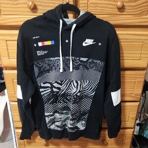 NIKE AIR SPORTSWEAR BASKETBALL  Black and White Graphic Sweatshirt
